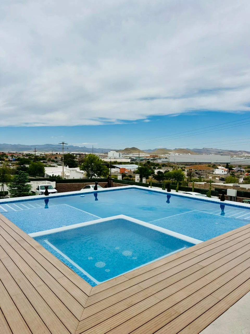 Alberca con jacuzzi integrado y vista a las montañas de Chihuahua