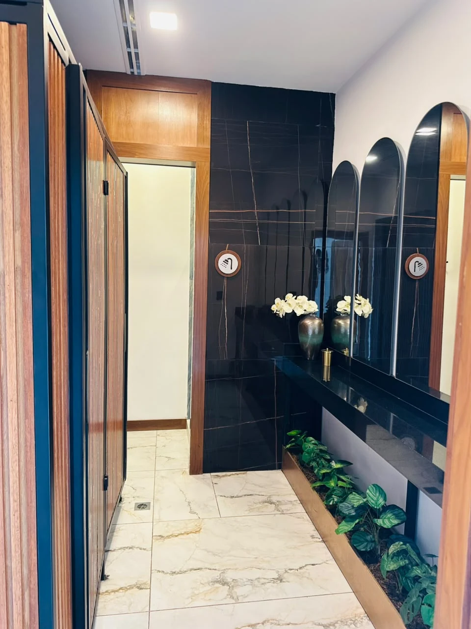 Baño exclusivo del bar con acabados en mármol negro