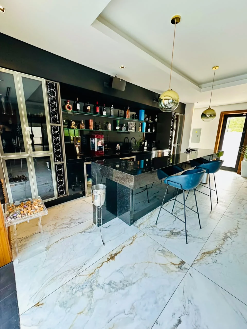 Bar de Casa Martínez con barra en granito negro y cava de vinos