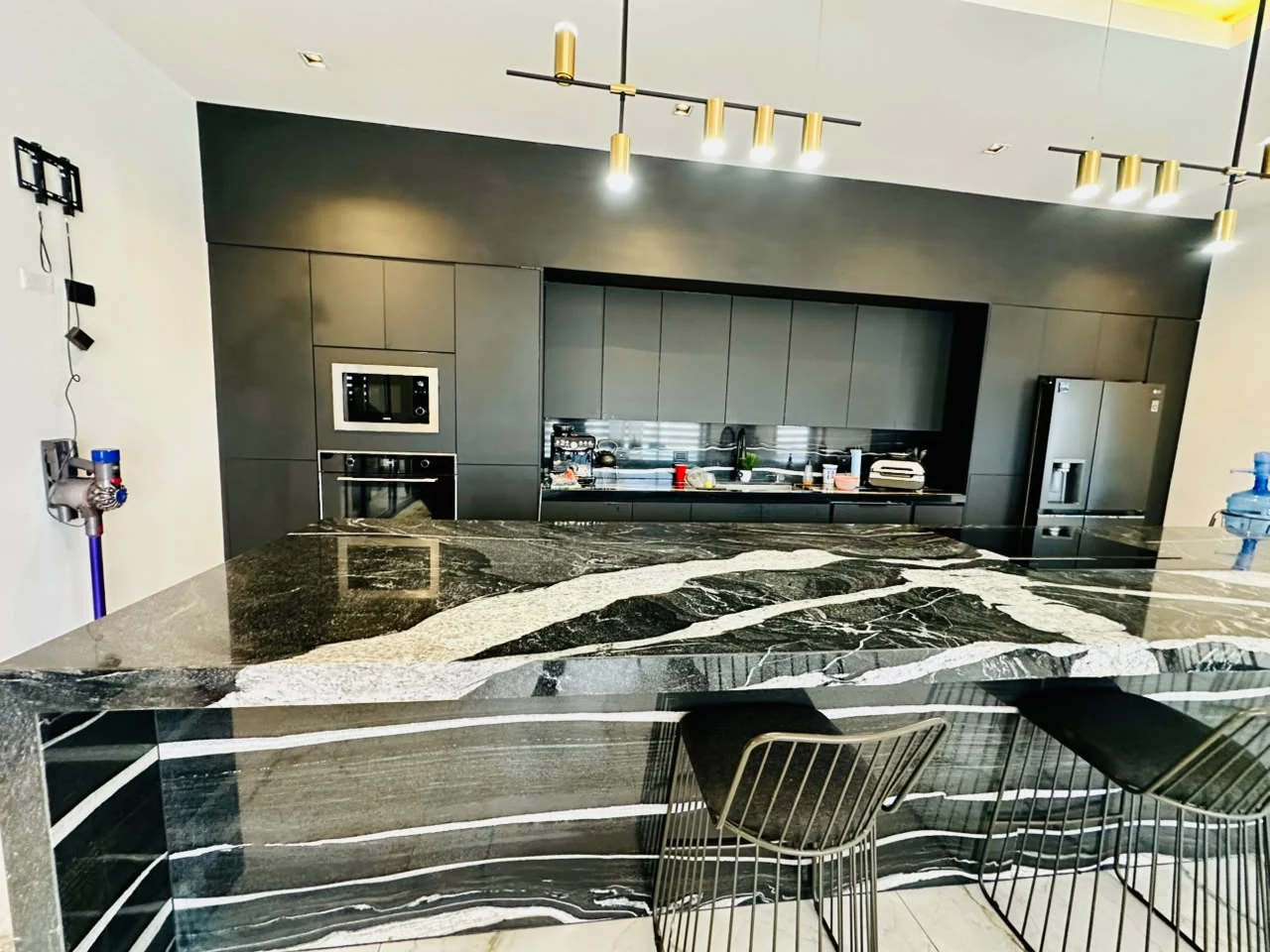 Cocina completamente equipada de Casa Martínez con isla en mármol negro