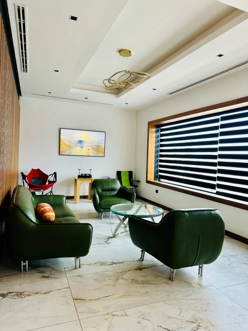 Sala lounge con sillones de piel verde en Casa Martínez