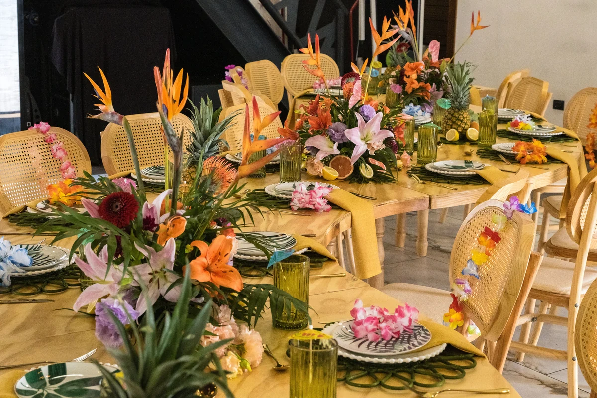 Centro de mesa con flores tropicales en un evento en el salón de Casa Martínez
