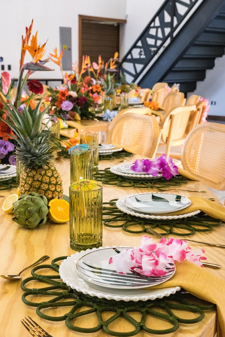 Detalle de mesa con piña, cristalería y flores