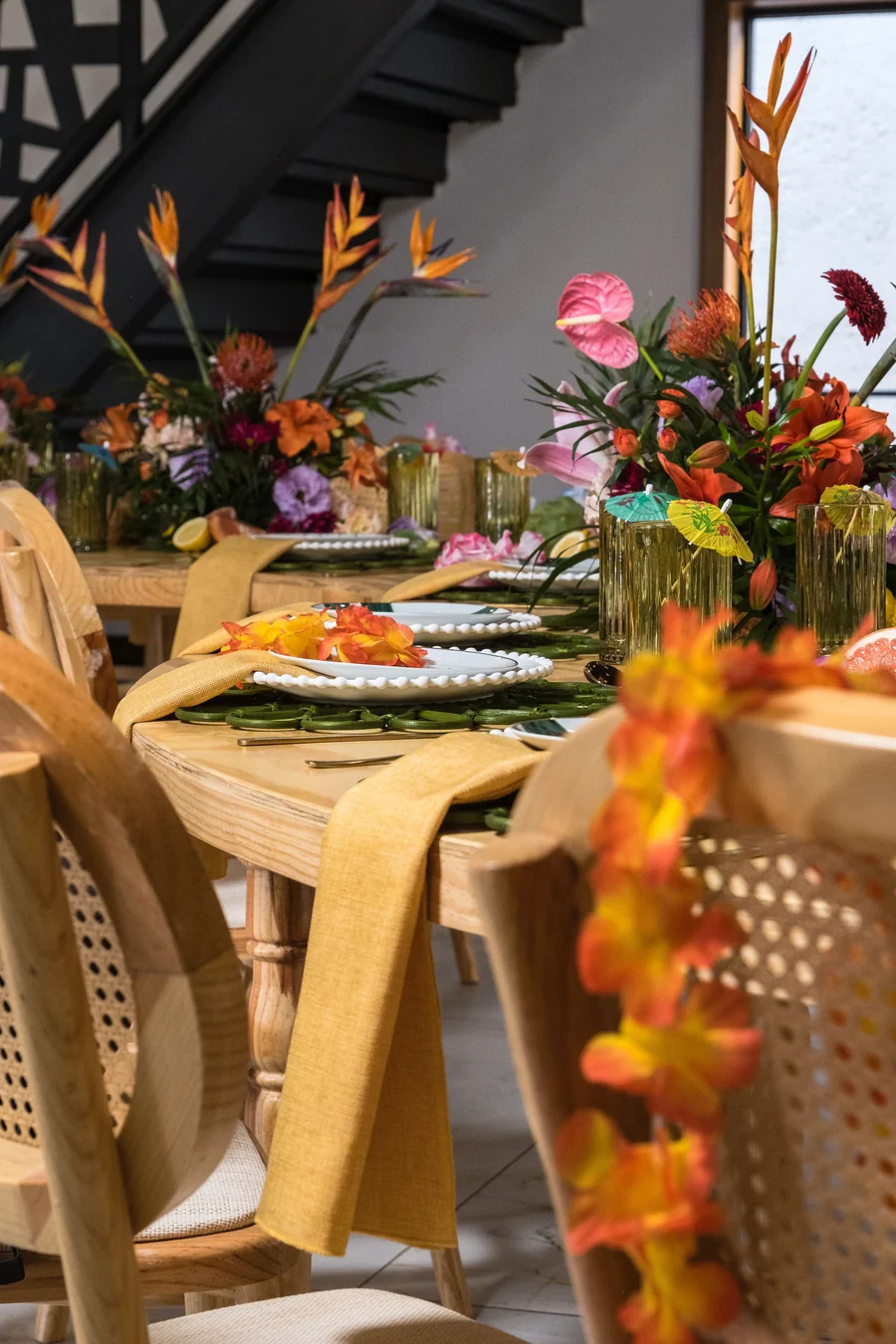 Detalle de mesa imperial con servilletas de lino y sillas de ratán en Casa Martínez