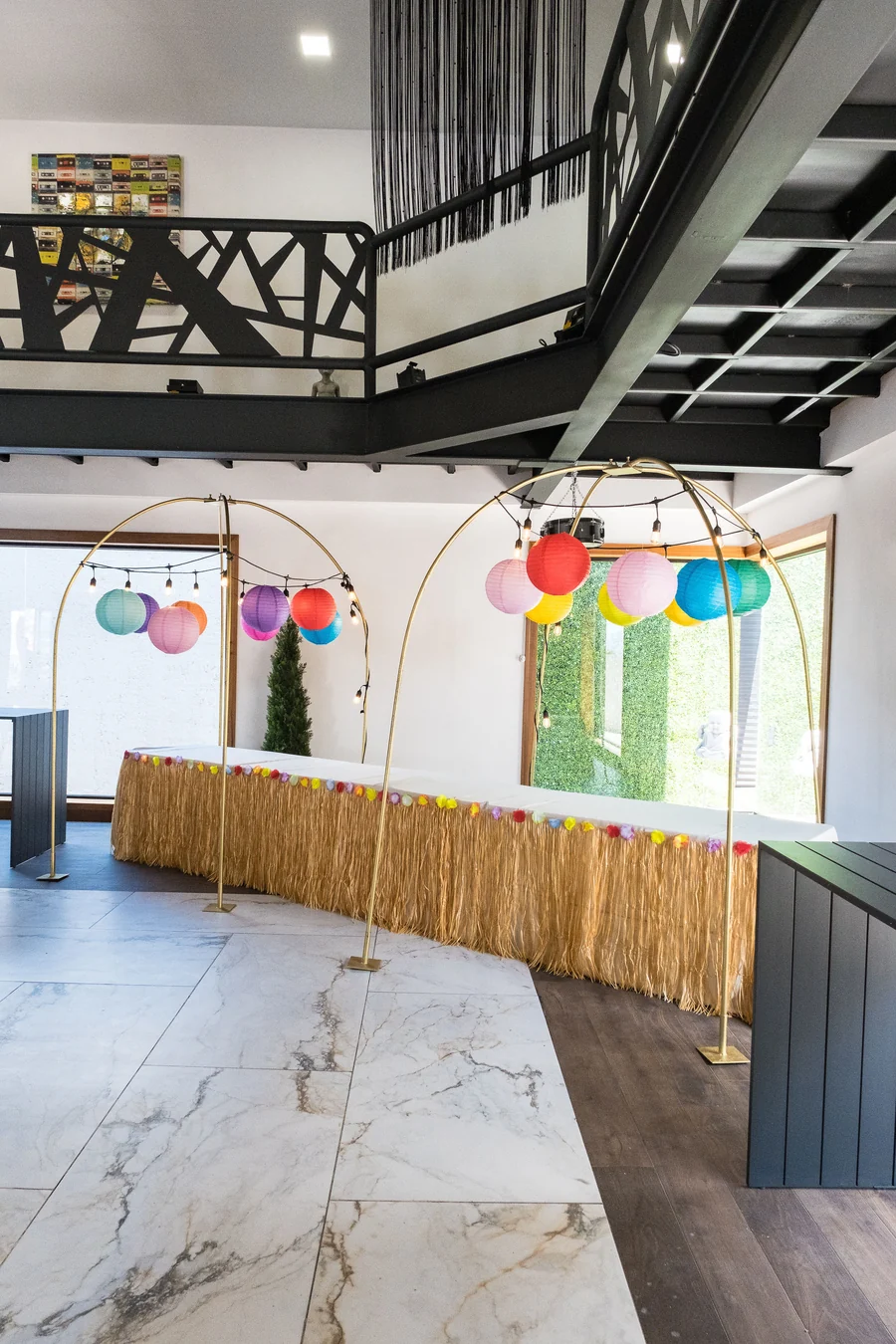 Mesa principal con arcos de faroles para un evento de empresa en Casa Martínez
