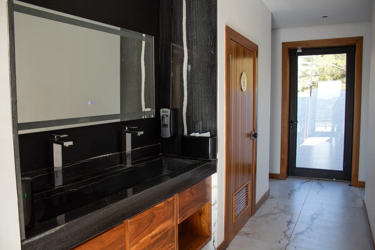 Baño privado de las habitaciones de Casa Martínez con espejo y lavabo