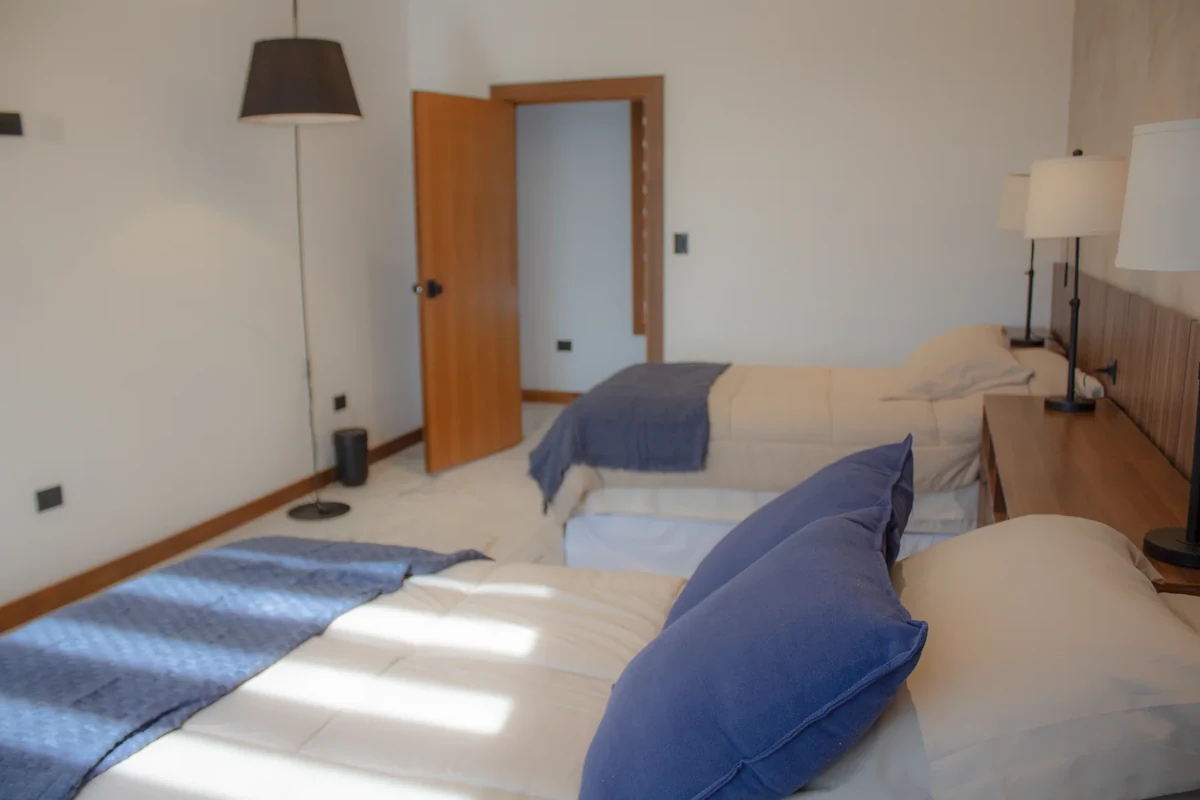 Habitación familiar en Casa Martínez con camas y textiles azules