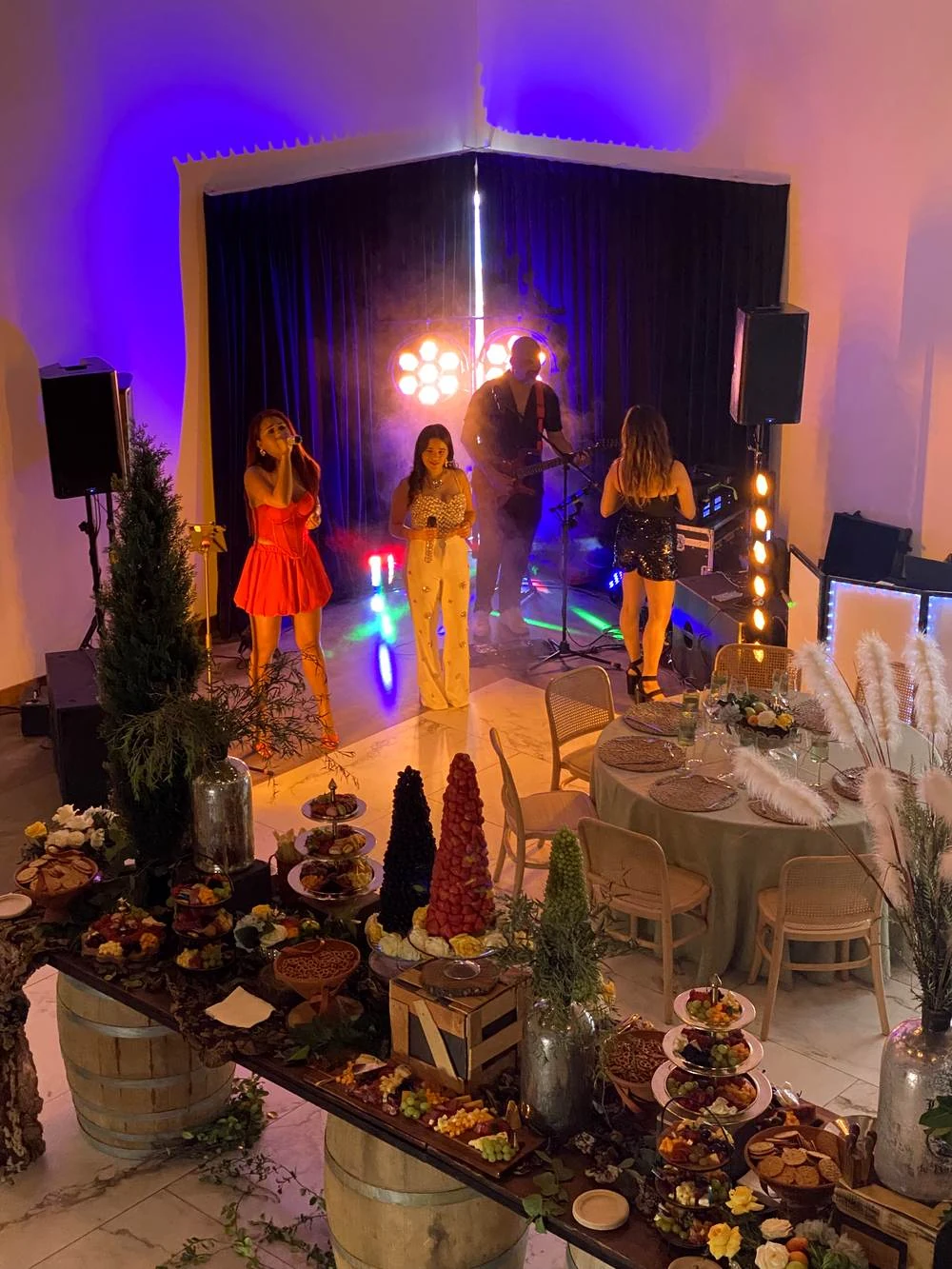 Grupo musical en vivo durante un evento en Casa Martínez