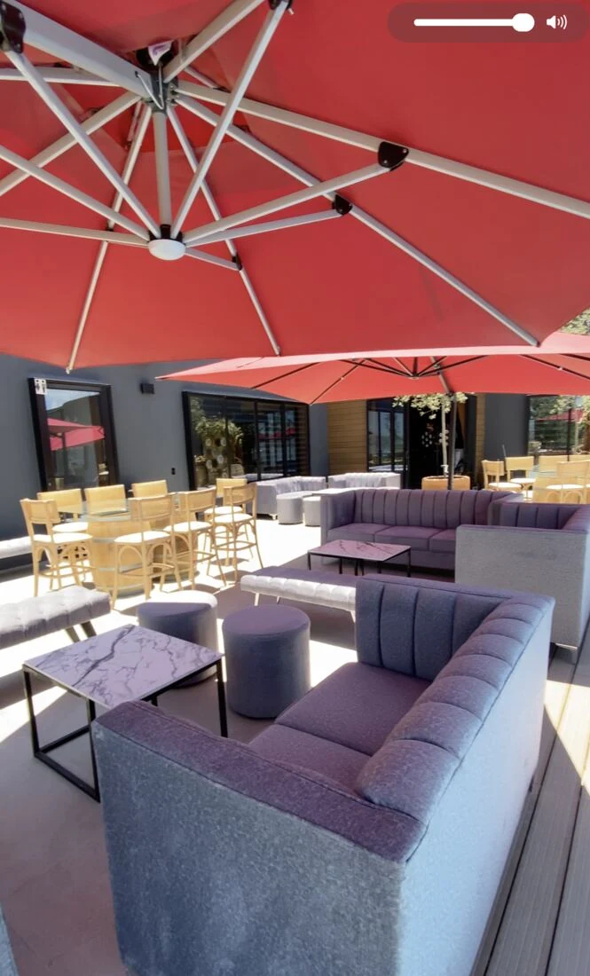 Lounge con sombrillas junto a la alberca de Casa Martínez