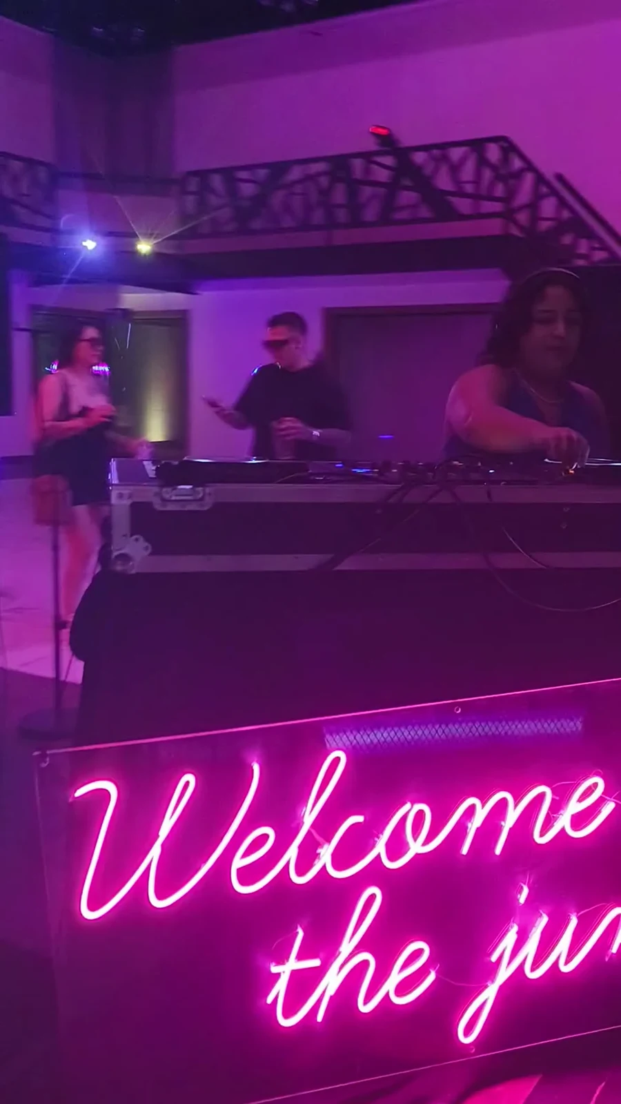 DJ en cabina durante una fiesta de noche en Casa Martínez Chihuahua