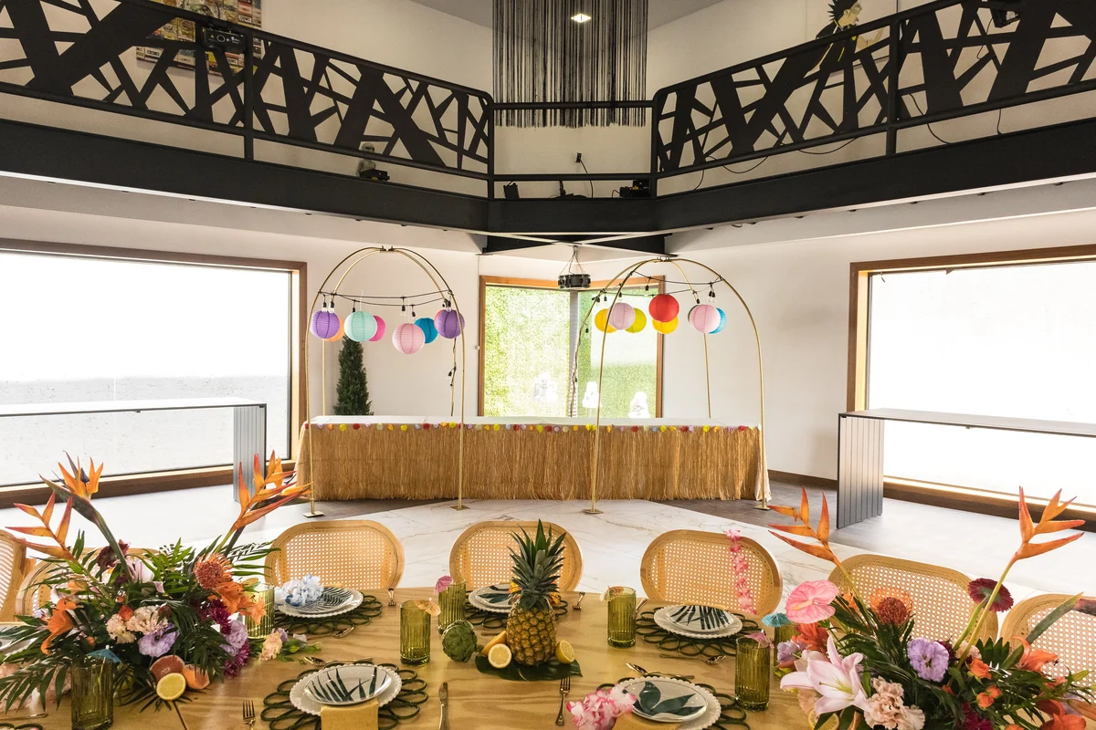 Montaje de evento corporativo en el salón de Casa Martínez con mesa principal y centros florales